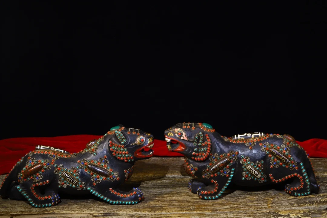 11"Tibet temple Old Natural meteorite Filigree Gem Dzi Bead Tiger statue A pair Town House Exorcism Ward off evil spirits
11"Tibet temple Old Natural meteorite Filigree Gem Dzi Bead Tiger statue A pair Town House Exorcism Ward off evil spirits