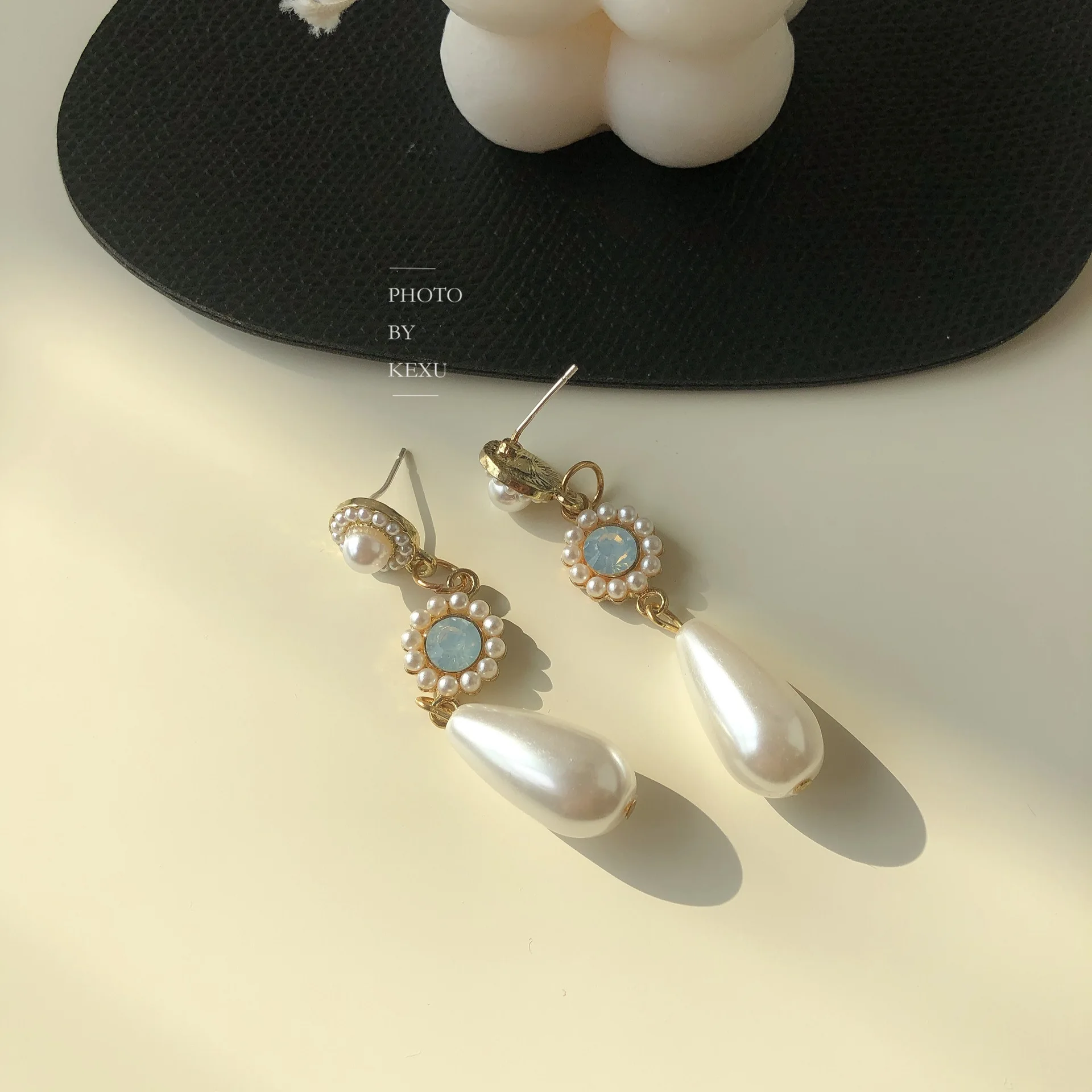 Ladies accessories Retro French Palace Style Blue Women's Earrings Micro-inlaid Drop-shaped Pearl Pendant Luxury And Elegant Stu
Ladies accessories Retro French Palace Style Blue Women's Earrings Micro-inlaid Drop-shaped Pearl Pendant Luxury And Elegant Stu