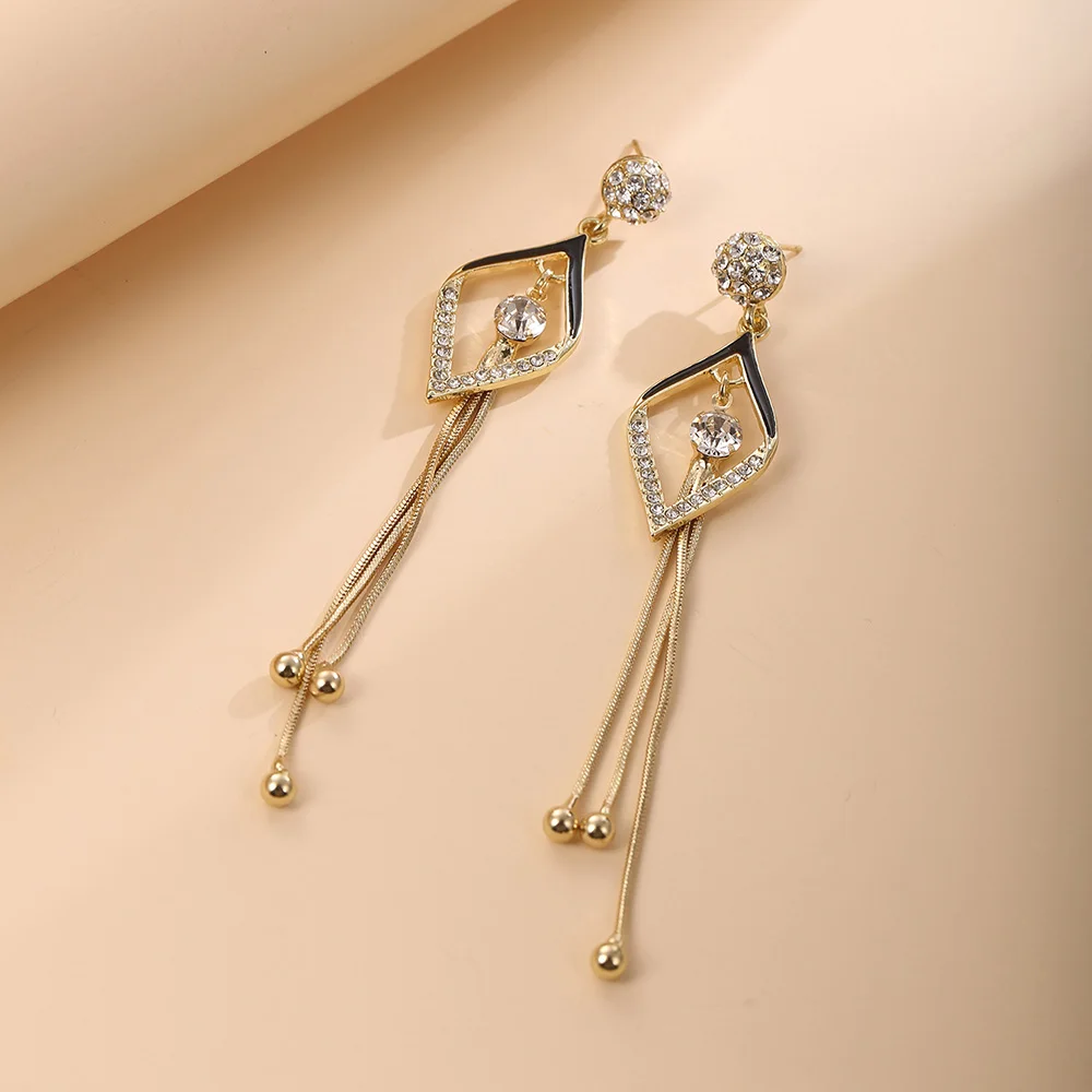 Classic Light Luxury Long Tassel Earrings Metal Diamond-studded European and American Style Trend Creative Jewelry Gifts
Classic Light Luxury Long Tassel Earrings Metal Diamond-studded European and American Style Trend Creative Jewelry Gifts