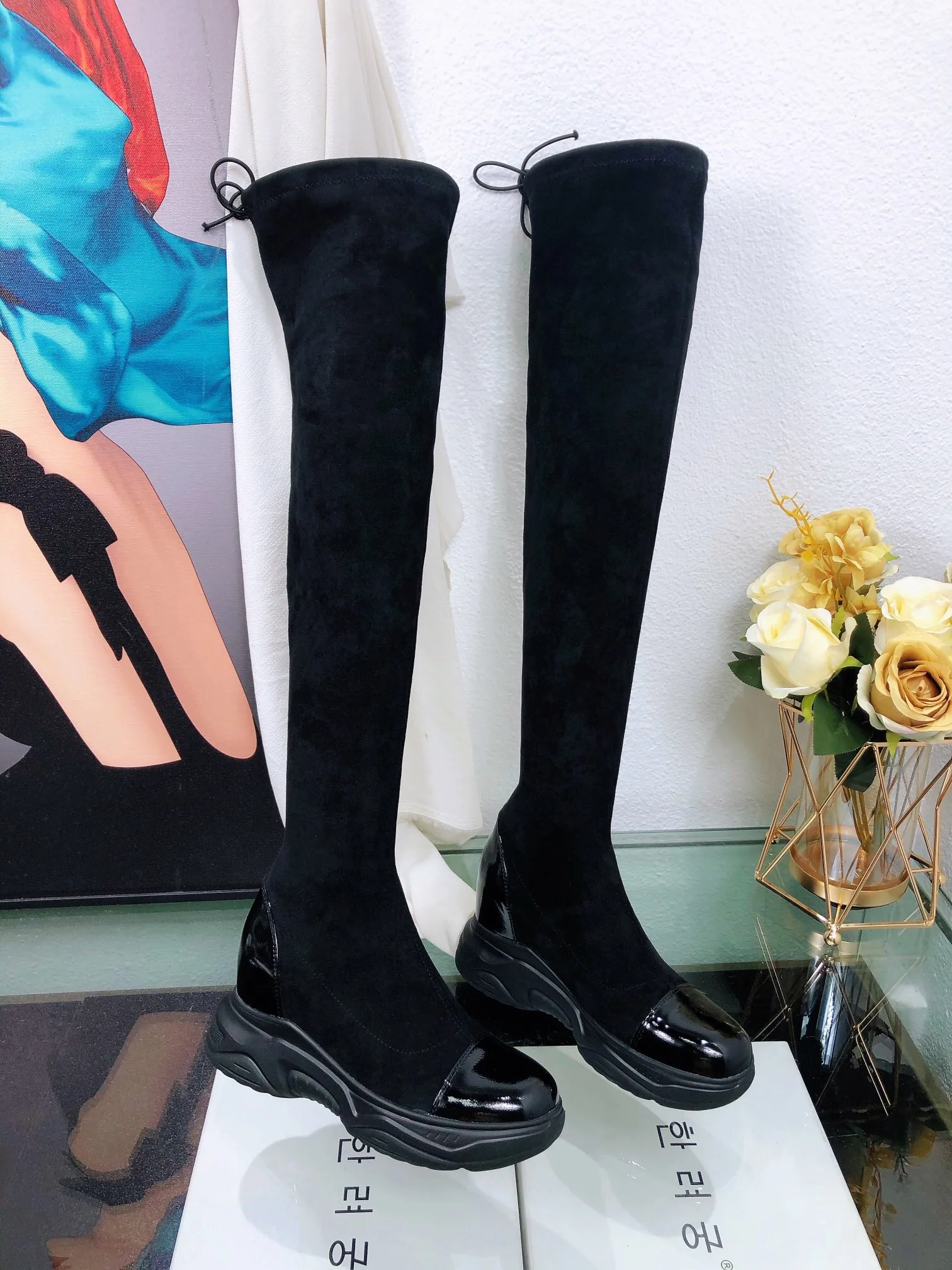 Женские сапоги выше колена, черные, на толстой подошве
Женские сапоги выше колена, черные, на толстой подошве