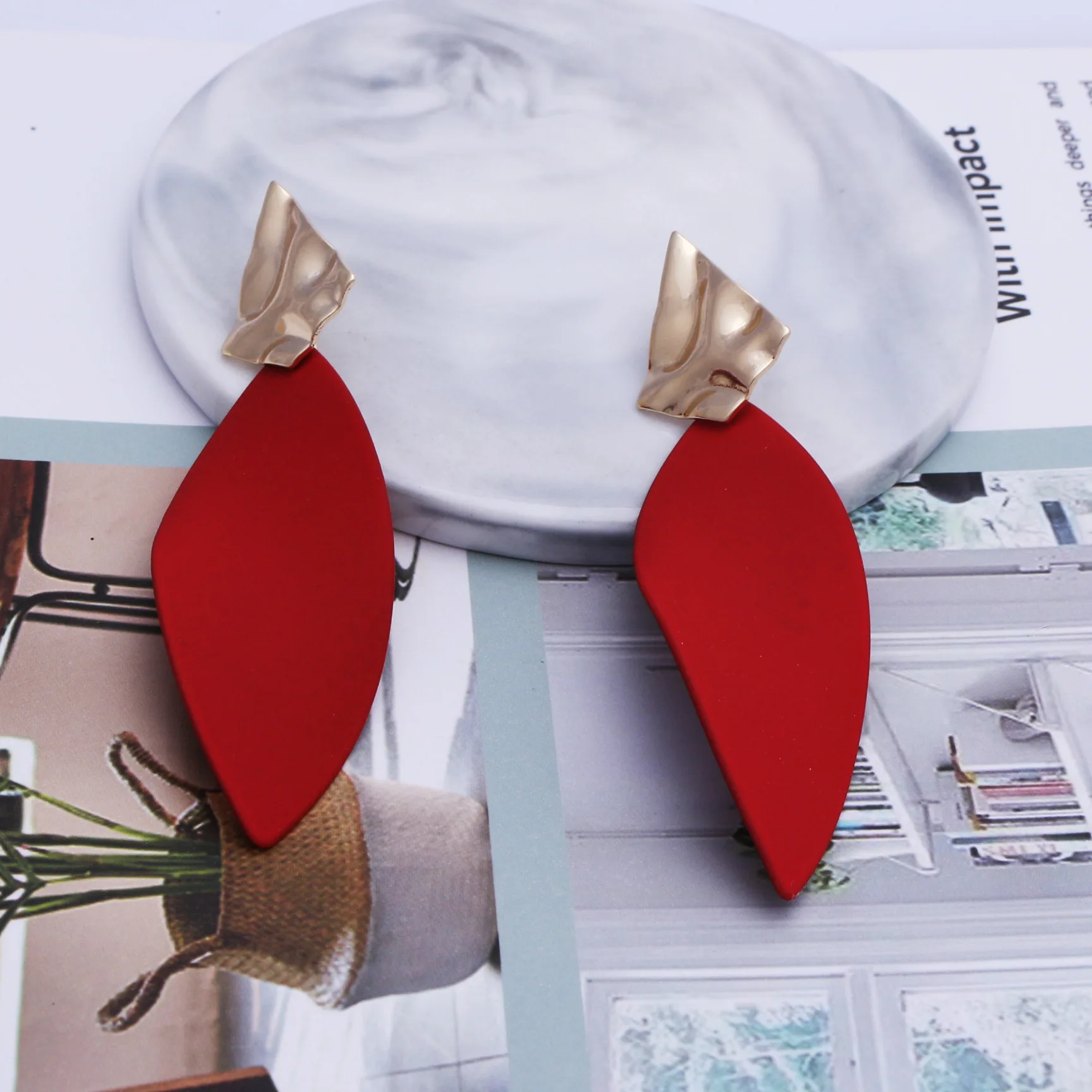Irregular Contrast Stitching Geometric Earrings Girl TemGperament Simple Versatile Water Drop Earrings Popular
Irregular Contrast Stitching Geometric Earrings Girl TemGperament Simple Versatile Water Drop Earrings Popular