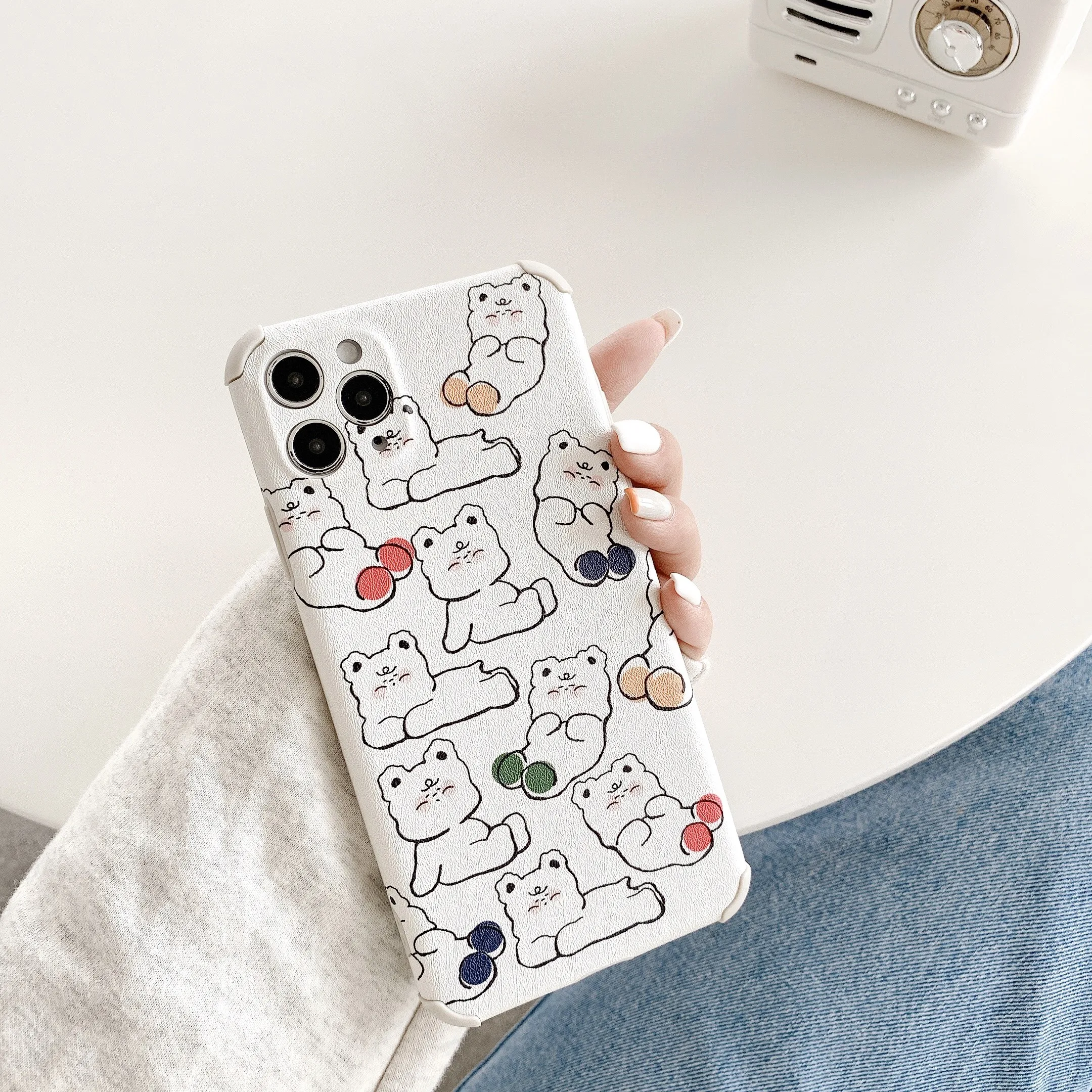 The little bear with yellow dots and red dots is suitable for iPhone 11 and iPhone 12 series mobile phone cases 
The little bear with yellow dots and red dots is suitable for iPhone 11 and iPhone 12 series mobile phone cases