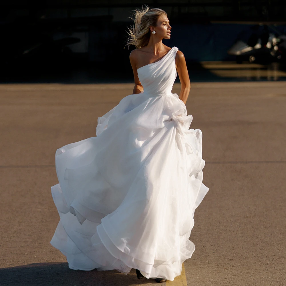 Charming Tulle One Shoulder Ruffles Wedding Gown For Bride White Floor Length Sweep Train Sleeveless Vestido De Novia Hot Sale
Charming Tulle One Shoulder Ruffles Wedding Gown For Bride White Floor Length Sweep Train Sleeveless Vestido De Novia Hot Sale