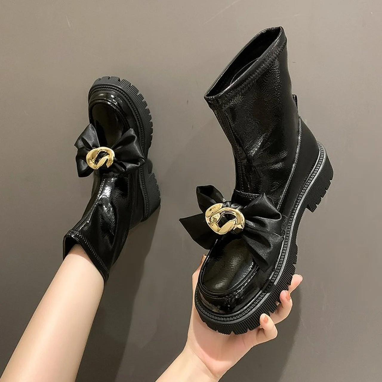 Thick Sole Metal Chain Mid Calf Boots Women Leather Elastic Band Platform Shoes Runway Autumn Winter Short Boots Female 35-42
Thick Sole Metal Chain Mid Calf Boots Women Leather Elastic Band Platform Shoes Runway Autumn Winter Short Boots Female 35-42