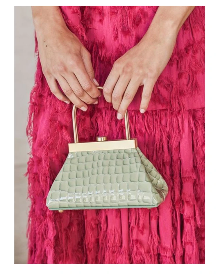 2020 New Fashion Mini Handbag Advanced Texture Metal Handle Handbag Shoulder Messenger Bag Handbag Small Square Bag
2020 New Fashion Mini Handbag Advanced Texture Metal Handle Handbag Shoulder Messenger Bag Handbag Small Square Bag