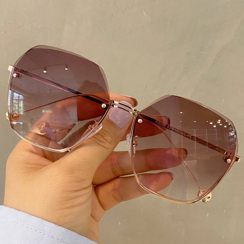 2022 Luxury Designer Oversize Rimless Women Sunglasses Retro Big Size Lunettes De Soleil Pour Femmes Gradient Shades Oculos
2022 Luxury Designer Oversize Rimless Women Sunglasses Retro Big Size Lunettes De Soleil Pour Femmes Gradient Shades Oculos