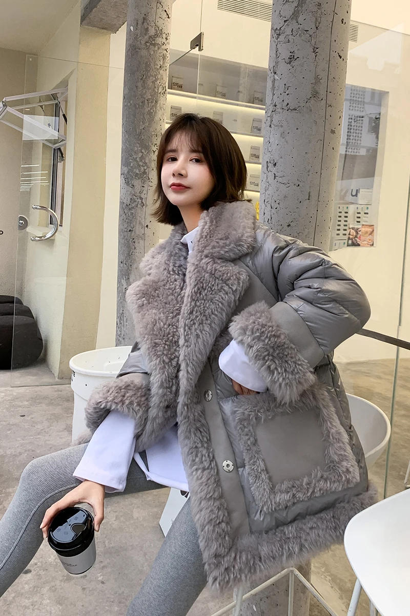 90% Duck Down Women's Jacket Mid-Length Warm Winter Glossy Coat Pop Loose Faux Lamb Fur Panel Leather Nice Parka Femme Overcoat
90% Duck Down Women's Jacket Mid-Length Warm Winter Glossy Coat Pop Loose Faux Lamb Fur Panel Leather Nice Parka Femme Overcoat