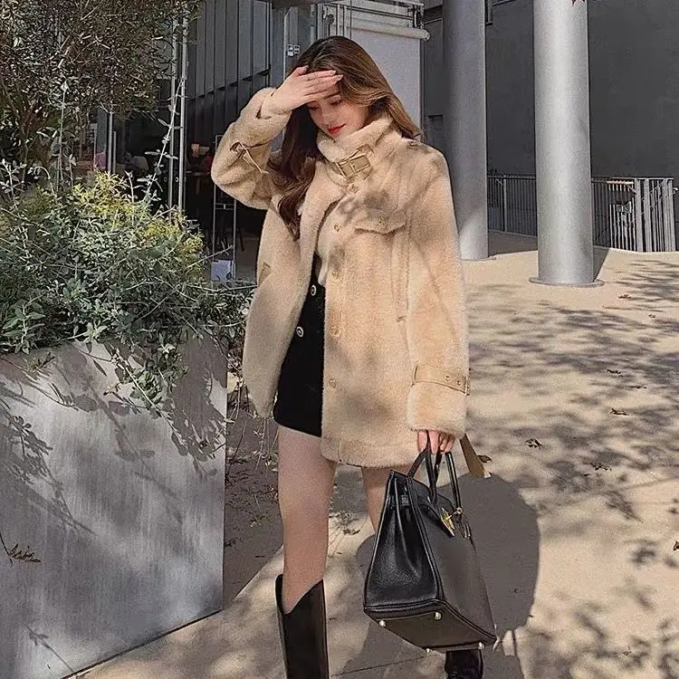 High Quality Winter Women Overcoat Outerwear Short Fitted Thick Warm Turn Down Collar Faux Fur with Belt Plush Jacket Coat
High Quality Winter Women Overcoat Outerwear Short Fitted Thick Warm Turn Down Collar Faux Fur with Belt Plush Jacket Coat
