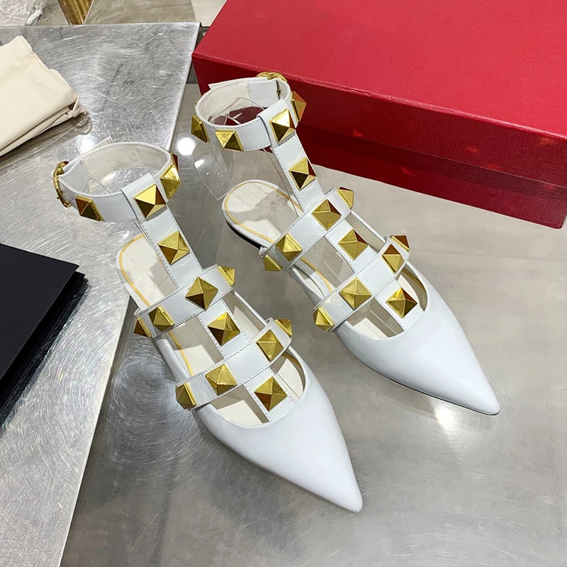 Italian lvrvbv2021 new women's shoes with diamond square buckle, dark green silk upper, sheepskin inner, the latest box heel10cm
Italian lvrvbv2021 new women's shoes with diamond square buckle, dark green silk upper, sheepskin inner, the latest box heel10cm