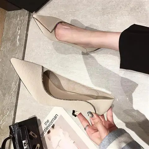 Soft leather high heels women's spring and autumn new ladies French girls non-grinding rhinestone stiletto pointed toe shoes
Soft leather high heels women's spring and autumn new ladies French girls non-grinding rhinestone stiletto pointed toe shoes