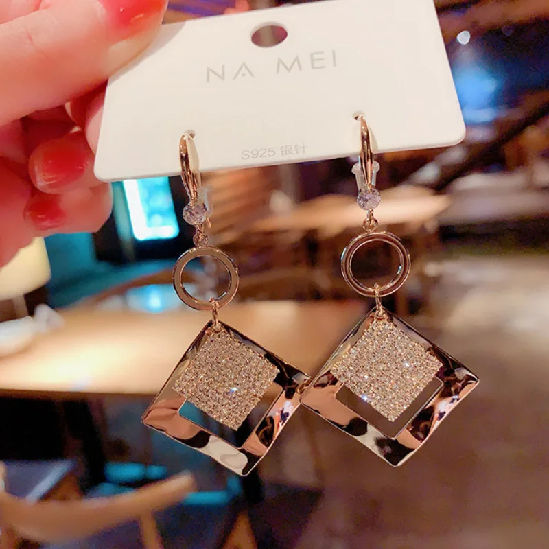 YUNAO Boutique Jewelry Earrings Female Square Earrings Female Temperament Wild Metal Ear Hook Sterling Silver Net Ned Earrings
YUNAO Boutique Jewelry Earrings Female Square Earrings Female Temperament Wild Metal Ear Hook Sterling Silver Net Ned Earrings