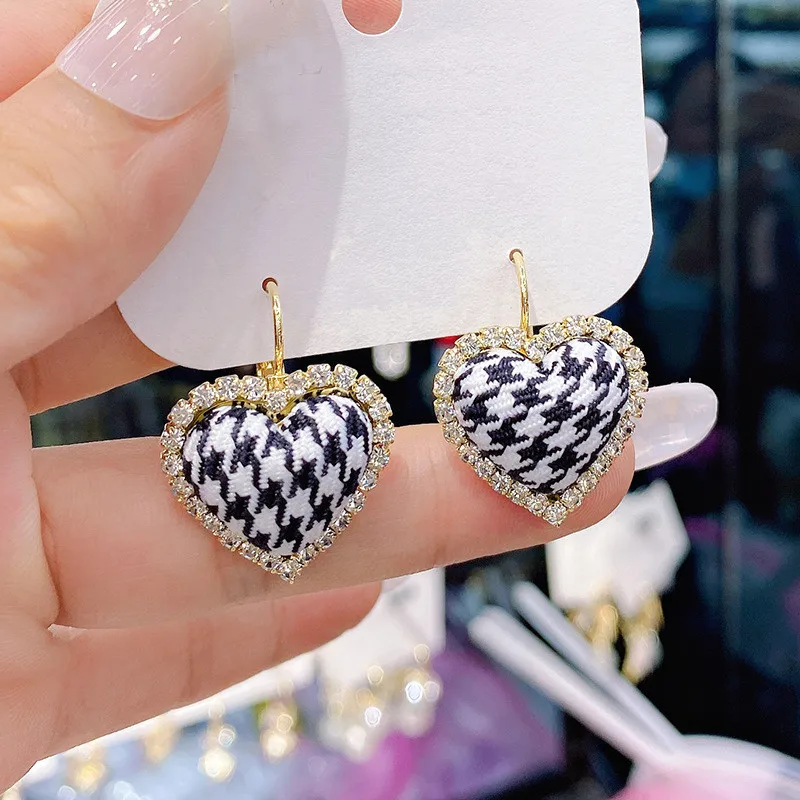 Korean Vintage White Black Lattice Heart Earrings With Rhinestones 2021 New Jewelry For Women
Korean Vintage White Black Lattice Heart Earrings With Rhinestones 2021 New Jewelry For Women
