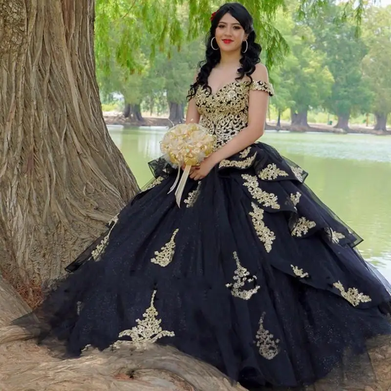 Golden Appliques Black Quinceanera Dresses for 15 Year Birthday Party Ball Gown Sexy V Neck Off the Shoulder Princess Prom Dress
Golden Appliques Black Quinceanera Dresses for 15 Year Birthday Party Ball Gown Sexy V Neck Off the Shoulder Princess Prom Dress