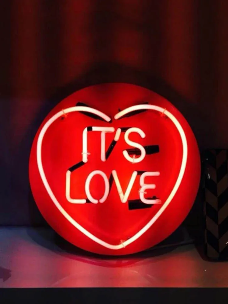 Это неоновый светильник с надписью LOVE стеклянная трубка неоновая лампа
