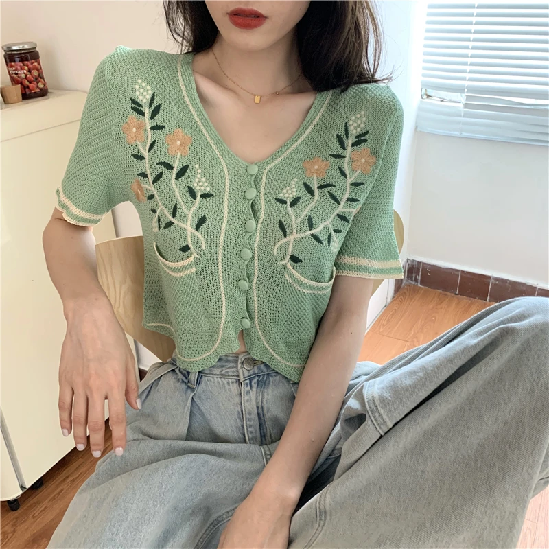 Make firm offers new han edition v-neck shirt retro heavy embroidery knitted blouse
Make firm offers new han edition v-neck shirt retro heavy embroidery knitted blouse