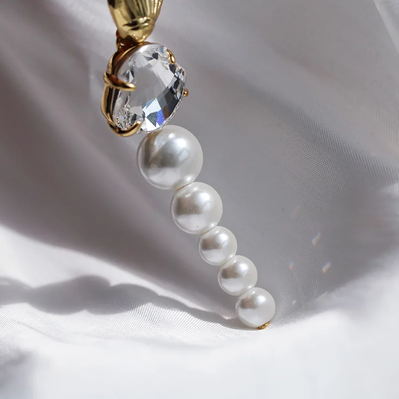 Copper Piece Gold Plating Shell Gradient Pearl Long Money Earrings Female Simple Light Luxury 925 Silver Needle Ear Nail
Copper Piece Gold Plating Shell Gradient Pearl Long Money Earrings Female Simple Light Luxury 925 Silver Needle Ear Nail