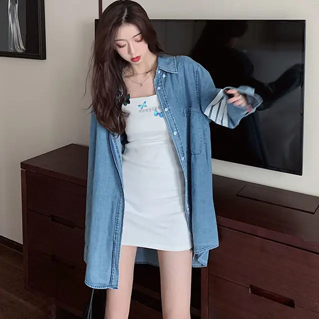 2021 spring new loose denim print coat women's net red show thin blue casual shirt medium length coat
2021 spring new loose denim print coat women's net red show thin blue casual shirt medium length coat
