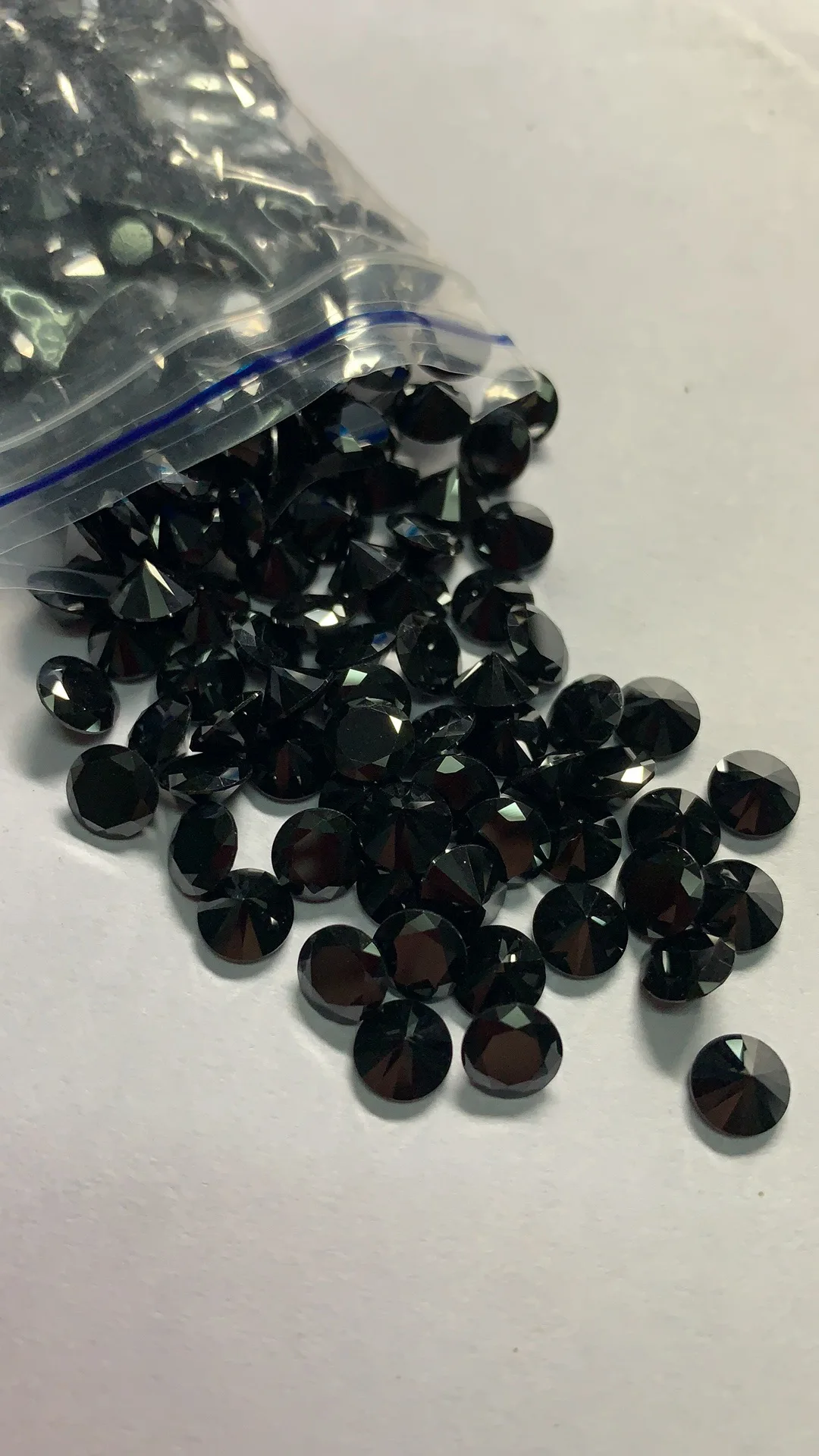 1000 Pieces Loose Black Cubic Zirconia Stones Round Cut For Jewelry Making 2021 Piedras Preciosas Sueltas
1000 Pieces Loose Black Cubic Zirconia Stones Round Cut For Jewelry Making 2021 Piedras Preciosas Sueltas