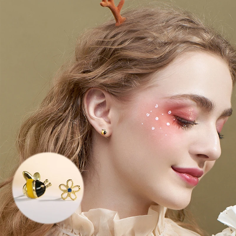 VENTFILLE 925 Sterling Silver Lovely Mini Honey Golden Bee Flower Handmade Dripping Glaze Earrings Female Exquisite Jewelry Gift
VENTFILLE 925 Sterling Silver Lovely Mini Honey Golden Bee Flower Handmade Dripping Glaze Earrings Female Exquisite Jewelry Gift