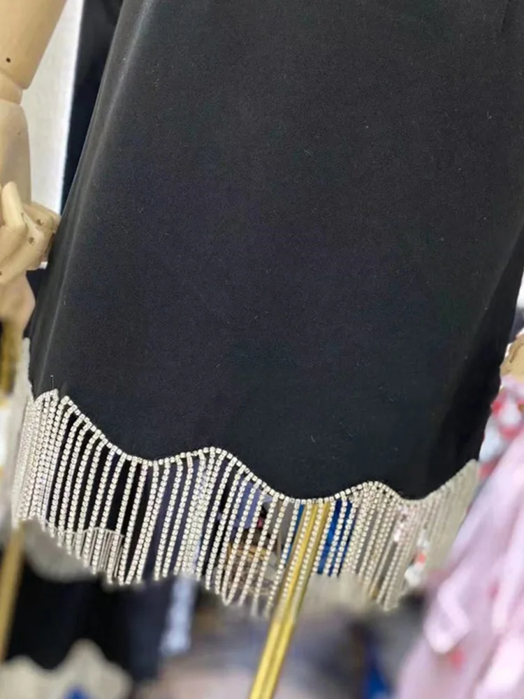 Sexy leaky shoulder tube top waist hem Heavy craftsmanship diamond-studded chain tassels sling dress ladies autumn new all-match
Sexy leaky shoulder tube top waist hem Heavy craftsmanship diamond-studded chain tassels sling dress ladies autumn new all-match