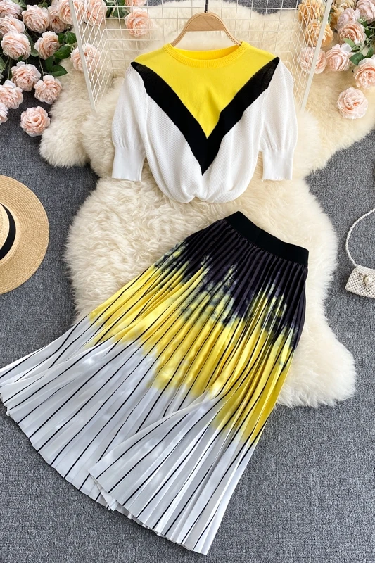 Elegant suit summer knitted short-sleeved top design sense of color matching versatile high waist skirt fashion two-piece suit
Elegant suit summer knitted short-sleeved top design sense of color matching versatile high waist skirt fashion two-piece suit