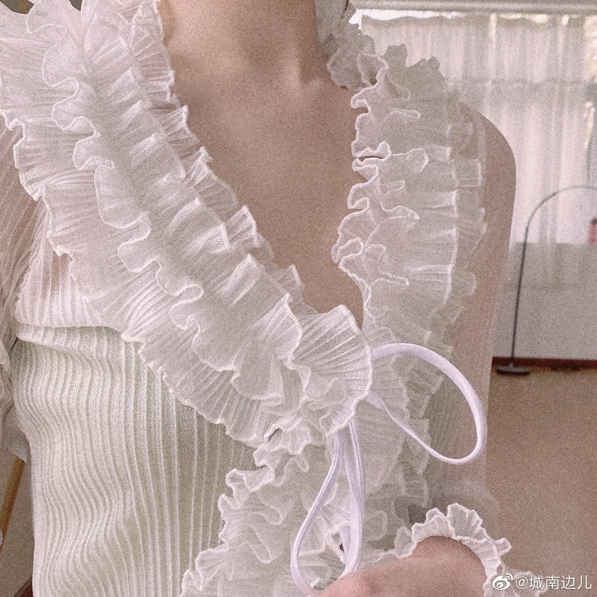 SHENGPALAE elegant lace blouse woemn's spring 2021 new V-nevk thin mirco transparent long sleeve sunscreen shirt female 5C540 
SHENGPALAE elegant lace blouse woemn's spring 2021 new V-nevk thin mirco transparent long sleeve sunscreen shirt female 5C540