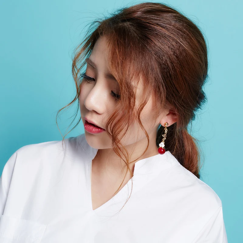 Because of the long Korean temperament tassel of love earrings, the retro bride has a red round face and a thin Chinese style
Because of the long Korean temperament tassel of love earrings, the retro bride has a red round face and a thin Chinese style
