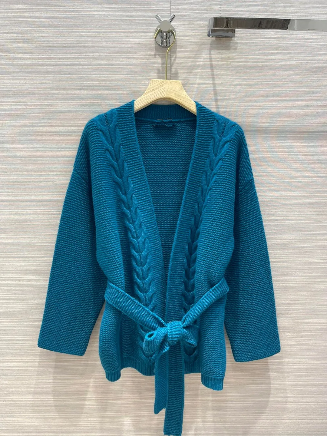 2021 new women fashion high-quality long-sleeved V-neck lace-up cashmere cardigan jacket 0929
2021 new women fashion high-quality long-sleeved V-neck lace-up cashmere cardigan jacket 0929