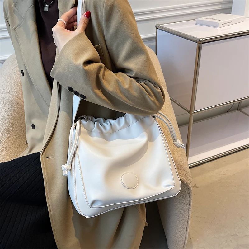 YILIAN Autumn and winter retro single shoulder bag for women 2021 new fashion high texture fashionable versatile bucket bag
YILIAN Autumn and winter retro single shoulder bag for women 2021 new fashion high texture fashionable versatile bucket bag
