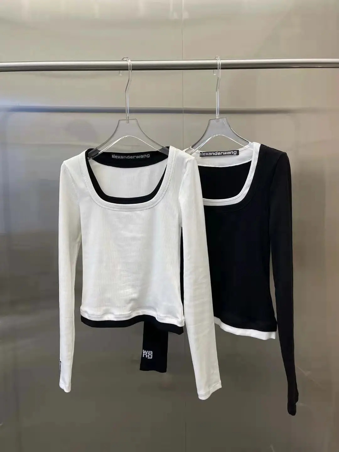 21 Early Autumn Fashion A. Wwang Fake Two Black-and-white Contrast Color Long Sleeve Letter Printing 100 with Thin Slim Top
21 Early Autumn Fashion A. Wwang Fake Two Black-and-white Contrast Color Long Sleeve Letter Printing 100 with Thin Slim Top