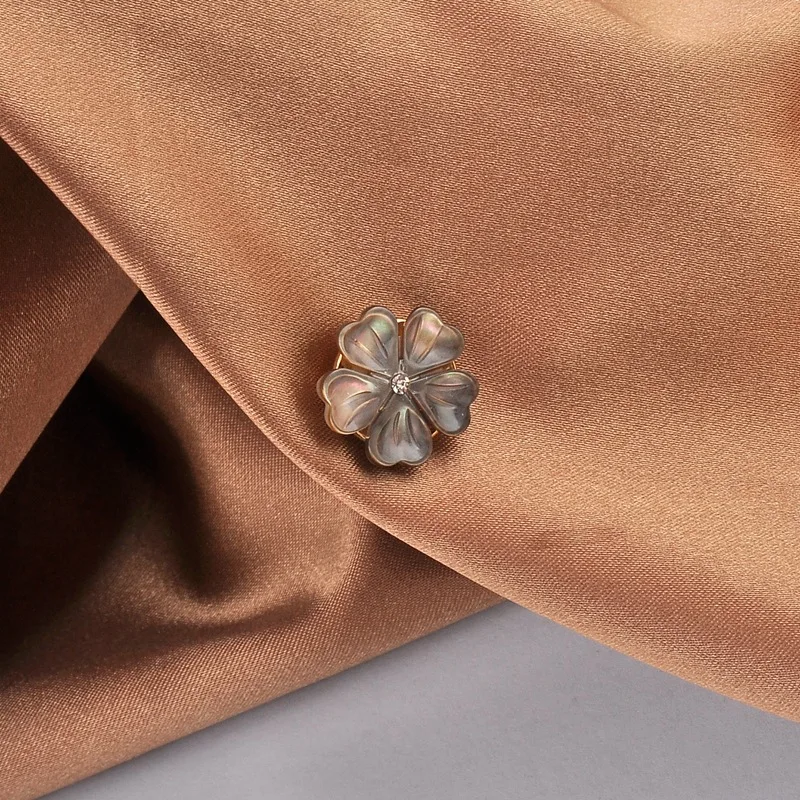 Black Pink Natural Shell Flower Brooch Beautiful Shiny Female Suit Clothes Scarf Decor Flower Magnet Buckle Brooch No-marking
Black Pink Natural Shell Flower Brooch Beautiful Shiny Female Suit Clothes Scarf Decor Flower Magnet Buckle Brooch No-marking