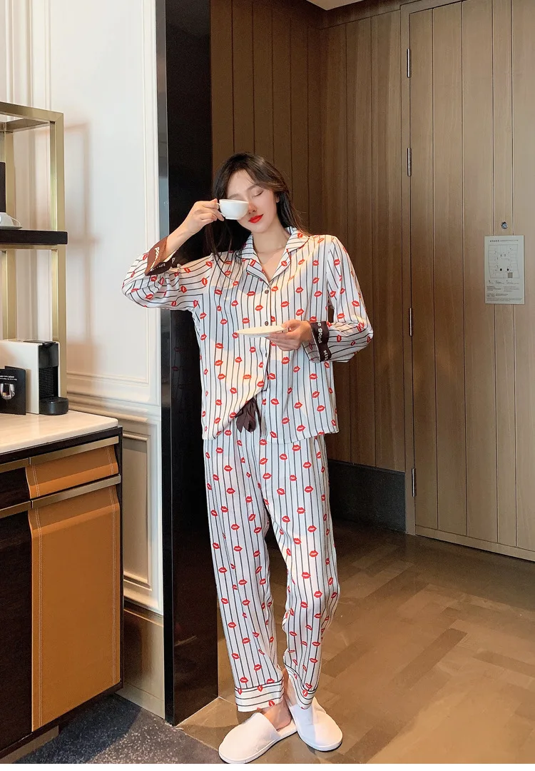 2021 Summer Women Faux Silk Pajamas Sets Sexy Notched Collar Sleep Suit Sleepwear Print Kiss 2PCS Nightwear Lingerie Home Wear
2021 Summer Women Faux Silk Pajamas Sets Sexy Notched Collar Sleep Suit Sleepwear Print Kiss 2PCS Nightwear Lingerie Home Wear
