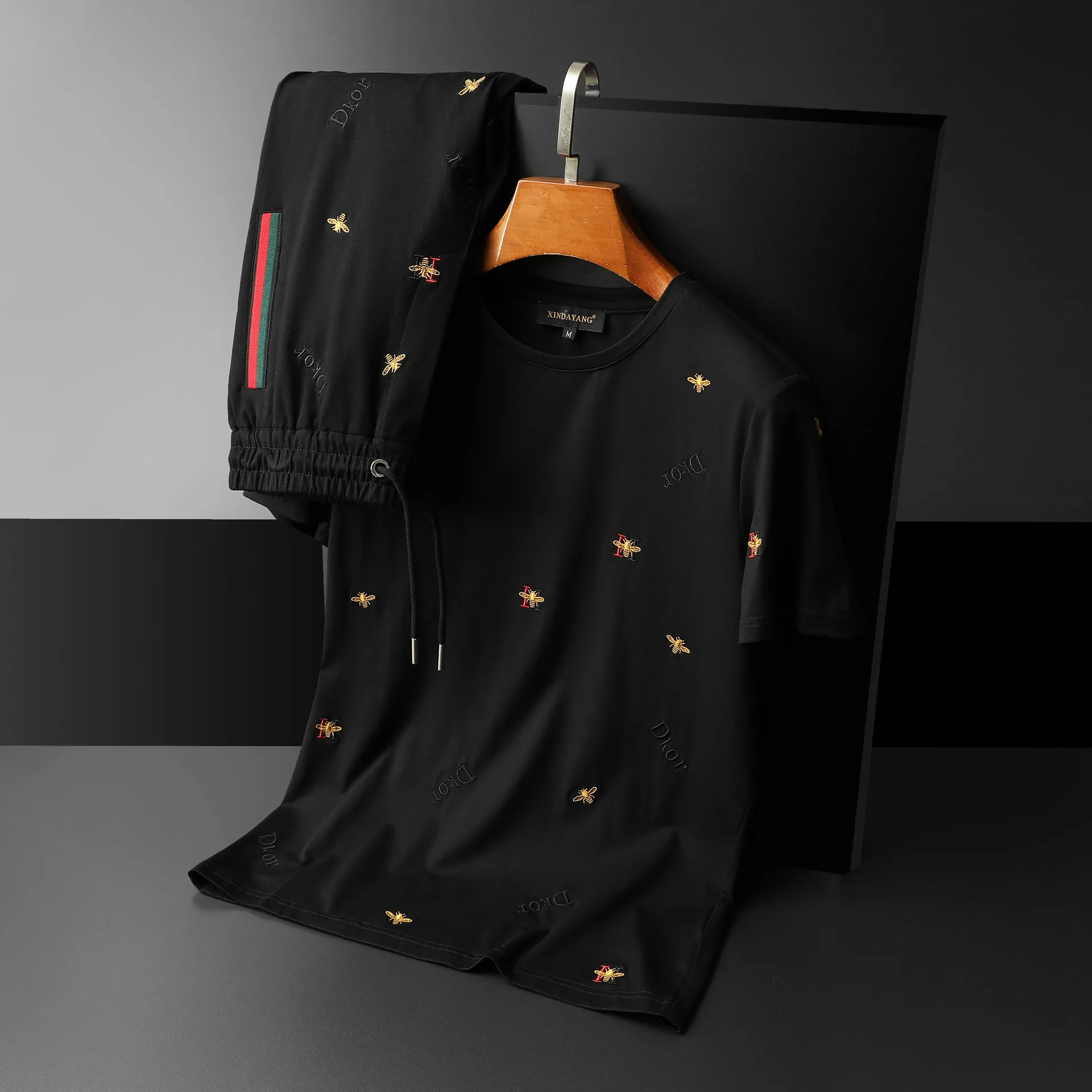 New summer mercerized cotton embroidery little bee round neck short sleeve shorts casual sports suit men
New summer mercerized cotton embroidery little bee round neck short sleeve shorts casual sports suit men