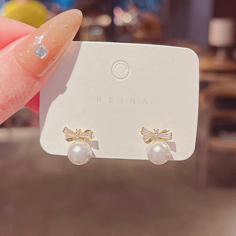 925 Silvers Korea Small Luxury Simple and Shiny Zircon Earrings Female Pearl Bow Jewelry Party with Stone Women
925 Silvers Korea Small Luxury Simple and Shiny Zircon Earrings Female Pearl Bow Jewelry Party with Stone Women