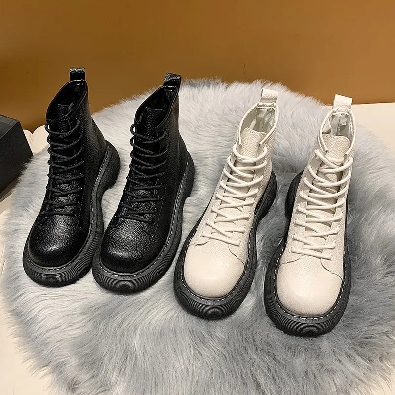 Martin Boots Women's 2021 New Autumn And Winter British Style Patent Leather Platform With Solid Color Boots Flat Bottom Boots.
Martin Boots Women's 2021 New Autumn And Winter British Style Patent Leather Platform With Solid Color Boots Flat Bottom Boots.