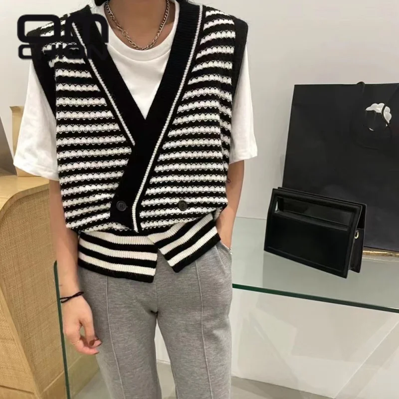 OMCHION Early Autumn Sweater Vest Women's Top Stripe Chic V-neck Design Knitting 2021 Korean Sleeveless Outer Wear Knitwear
OMCHION Early Autumn Sweater Vest Women's Top Stripe Chic V-neck Design Knitting 2021 Korean Sleeveless Outer Wear Knitwear
