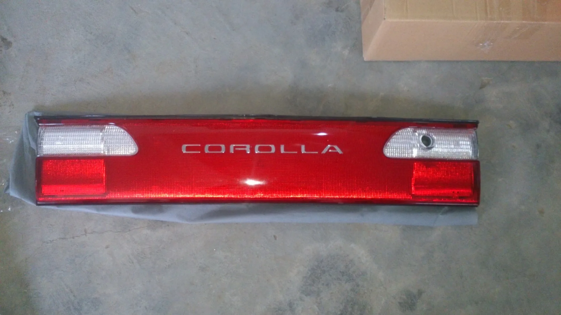Задний номерной знак для Toyota Corolla 1993-1997, американская версия седан
Задний номерной знак для Toyota Corolla 1993-1997, американская версия седан