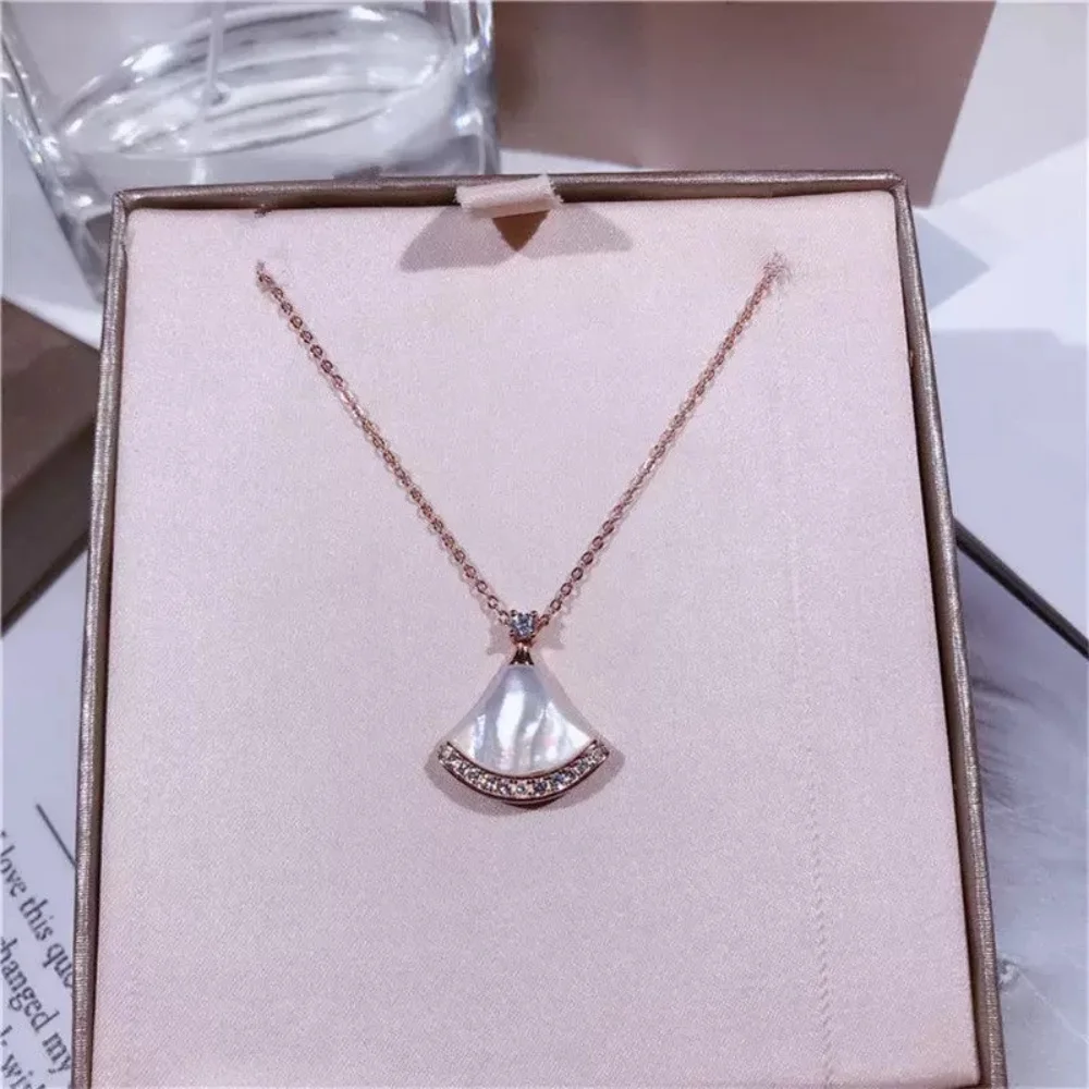 2020Japan and South Korea fashion alloy diamond small skirt ladies party holiday gifts agate fan-shaped trend pendant necklace
2020Japan and South Korea fashion alloy diamond small skirt ladies party holiday gifts agate fan-shaped trend pendant necklace