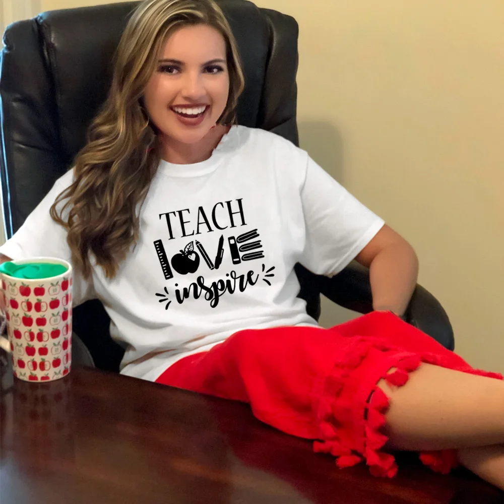 Женская футболка с надписью Teach Love Inspire, Повседневная футболка для учителя Харадзюку в винтажном стиле
Женская футболка с надписью Teach Love Inspire, Повседневная футболка для учителя Харадзюку в винтажном стиле