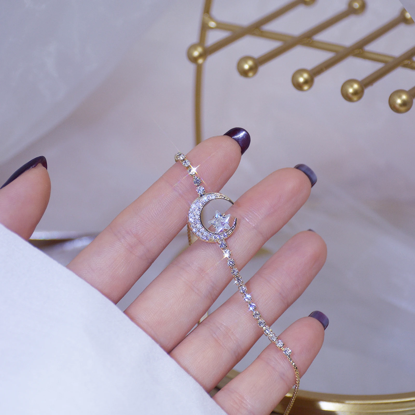 New Gold & Crystal Crescent Moon Bracelet Sparkling Diamond Zircon Star Moon Bracelet XD88
New Gold & Crystal Crescent Moon Bracelet Sparkling Diamond Zircon Star Moon Bracelet XD88
