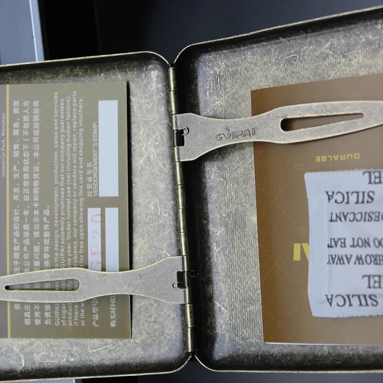 Retro Metal Cigarette Case Box Gadgets For Men Gift Double Sided Spring Clip Open Pocket Holder for 20 Cigarettes
Retro Metal Cigarette Case Box Gadgets For Men Gift Double Sided Spring Clip Open Pocket Holder for 20 Cigarettes