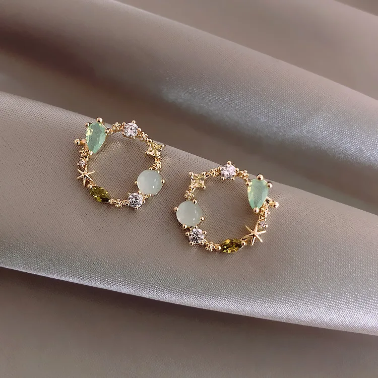 2021 New Simple Flower Pink Stone Metal Wreath Earrings for Women Korean Fashion Jewelry Luxury Party Girl Earrings Wholesale
2021 New Simple Flower Pink Stone Metal Wreath Earrings for Women Korean Fashion Jewelry Luxury Party Girl Earrings Wholesale