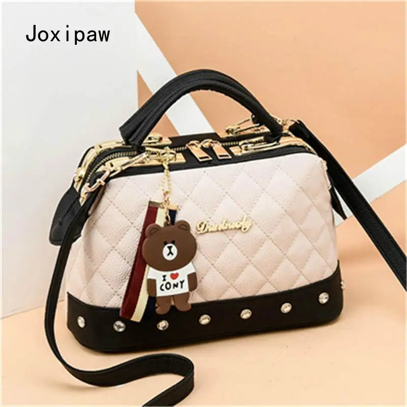 2021 New Europe Fashion Trend Bag Female Handbag Fashion Girls Shoulder Bag Bear Pend Crossbody Bag Female Luxury Designer Bags
2021 New Europe Fashion Trend Bag Female Handbag Fashion Girls Shoulder Bag Bear Pend Crossbody Bag Female Luxury Designer Bags