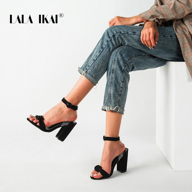 Женские замшевые сандалии LALA IKAI, коричневые/черные Босоножки с открытым носком, на высоком каблуке, с пряжкой, лето 2020
Женские замшевые сандалии LALA IKAI, коричневые/черные Босоножки с открытым носком, на высоком каблуке, с пряжкой, лето 2020