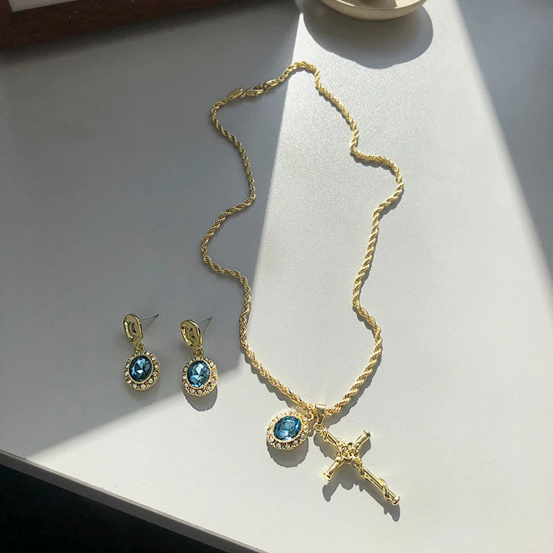 New Fashion 2021 Cross Metal Blue Crystal Pendant Retro Necklace Drop Earrings Jewelry For Women Luxury Shine Party Wedding
New Fashion 2021 Cross Metal Blue Crystal Pendant Retro Necklace Drop Earrings Jewelry For Women Luxury Shine Party Wedding