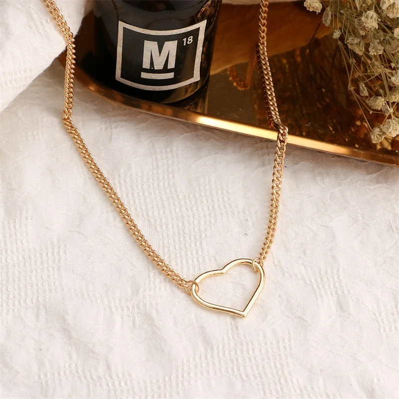 Creative Metal Jane Hollow Love Necklace Feminine High-Sense Clavicle Chain Personality Wild Pendant Accessories
Creative Metal Jane Hollow Love Necklace Feminine High-Sense Clavicle Chain Personality Wild Pendant Accessories