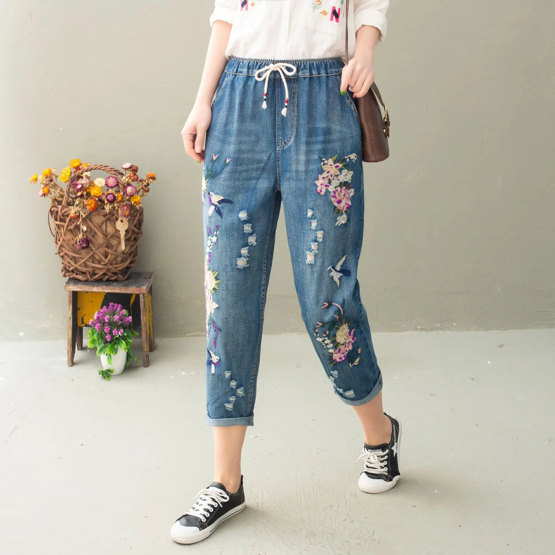 Women Harem Jeans Elastic Waist Spring Floral Embroidery Chinese Style Denim Pant Calf Length Trousers Lady Casual Loose Pants 
Women Harem Jeans Elastic Waist Spring Floral Embroidery Chinese Style Denim Pant Calf Length Trousers Lady Casual Loose Pants