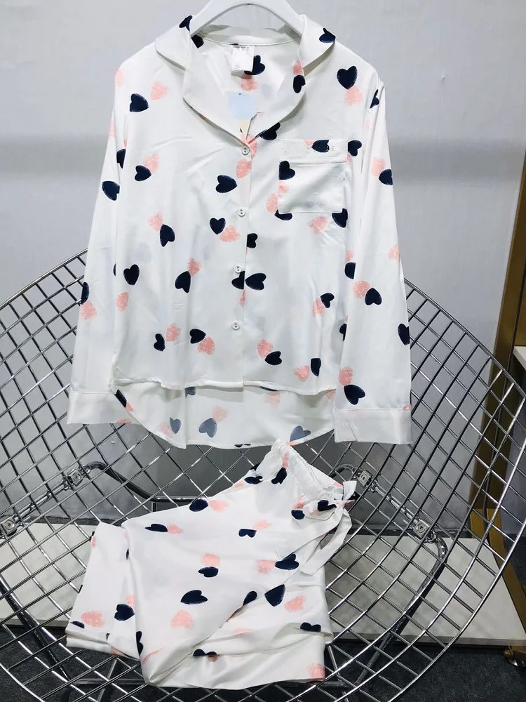 The new ladies springsummer printed long-sleeved pajamas set, silky satin, soft, comfortable, stylish and sexy home service suit
The new ladies springsummer printed long-sleeved pajamas set, silky satin, soft, comfortable, stylish and sexy home service suit