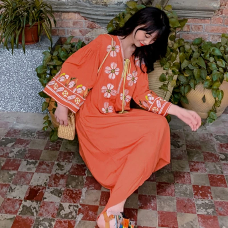 2020 summer new women's dress bohemian beach dress Korean version of loose embroidery dress Thai national style dress 
2020 summer new women's dress bohemian beach dress Korean version of loose embroidery dress Thai national style dress