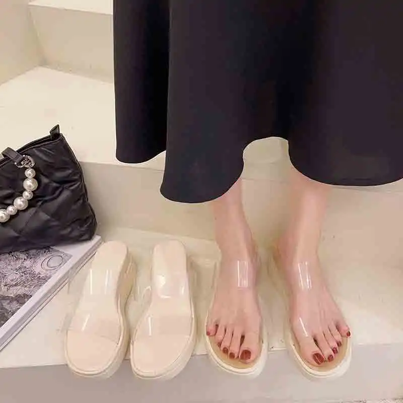Slippers Women Summer Luxury Slides Shoes Med Shale Female Beach Transparent Heel Platform Pantofle Designer Soft Flat Sabot
Slippers Women Summer Luxury Slides Shoes Med Shale Female Beach Transparent Heel Platform Pantofle Designer Soft Flat Sabot